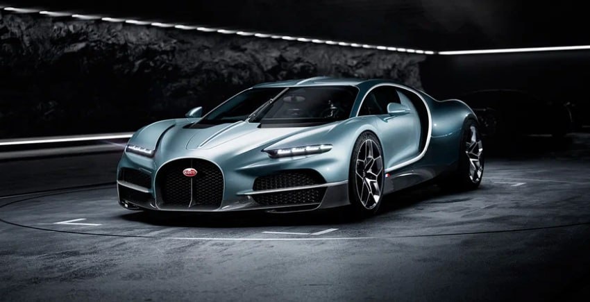 🔥 Компания Bugatti официально представила гиперкар Tourbillon⚙️ Силовая установка — гибрид на 1800 сил! Он включает 8,3-литровый атмосферник V16 и три 250-киловаттных электромотора. 🚢 Разгон до «сотки» — 2 секунды. А максимальная скорость достигает 445 км/ч. Совершенно новый дизайн интерьера с аналоговыми приборами, разработанными швейцарскими специалистами. Органы управления на центральной консоли изготовлены из алюминия и хрусталя. Единственный цифровой экран мультимедийной системы выдвигается только при необходимости. Тираж Tourbillon ограничат 250 экземплярами, то есть он будет вдвое более редким, чем Chiron. Начальная цена известна — 4,08 миллиона