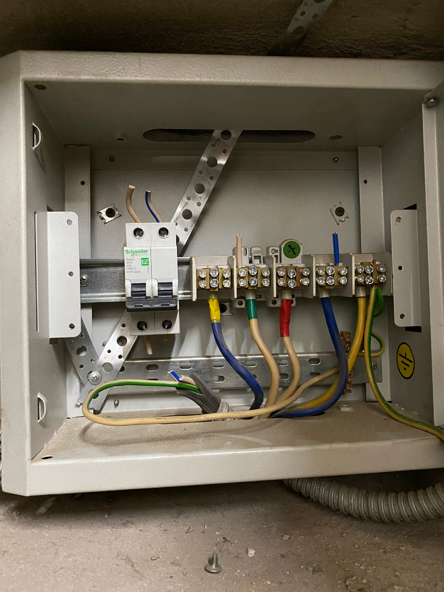 Топите дровами и жгите свечи.