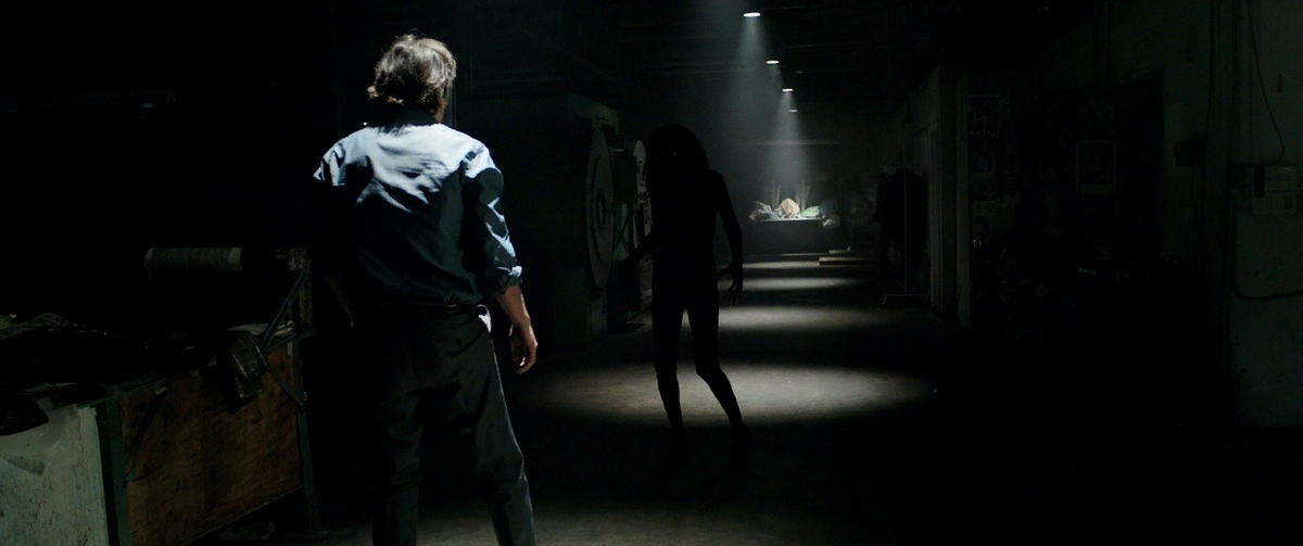 Кадр из фильма "И гаснет свет..." ("Lights Out") 2016