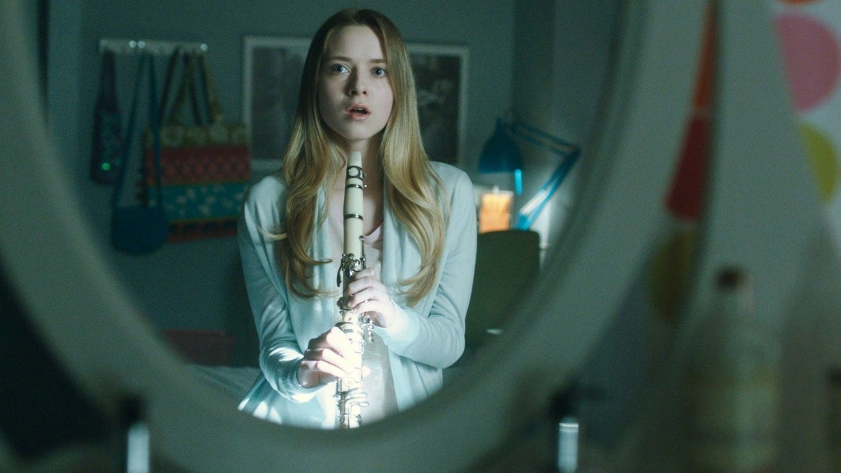 Оливия, зеркало и фагот.