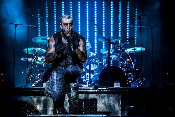 Вокалист рок - группы Rammstein, Тилль Линдеманн, собирается судиться с журналом "Spiegel" за клевету. Судебные разбирательства обещают быть недолгими, ибо ни одного доказательства вины музыканта нет