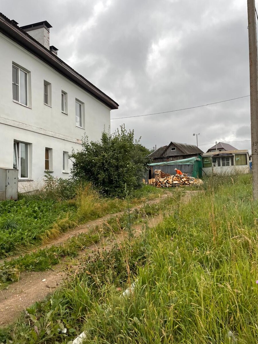 Двор дома в городе Валдай Новгородской области. Заготовка дров - подготовка к отопительному сезону (фото авторов, июль 2023)