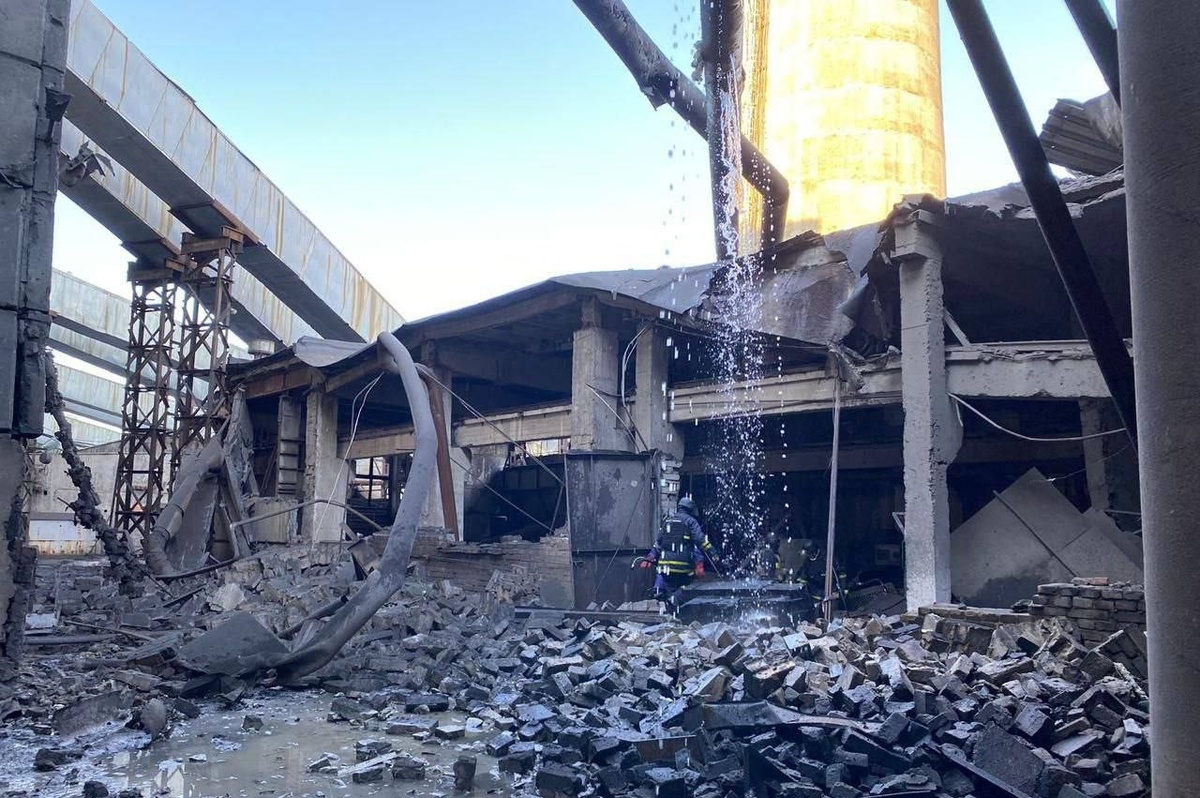 Последствия прилёта по промышленному объекту в Краматорске. Они как правило используются под размещение личного состава, техники и боеприпасов, источник – Телеграм-канал Colonelcassad