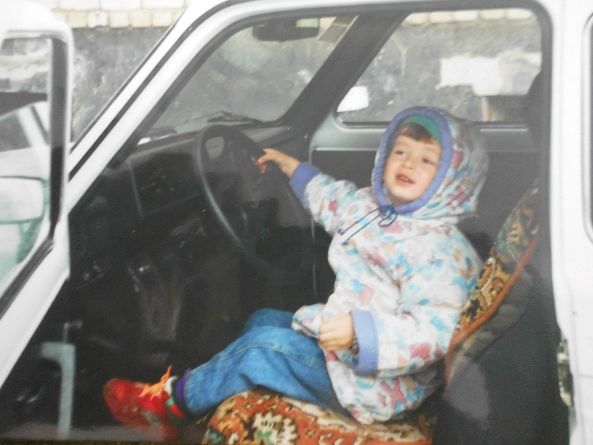 Перед выездом, у дома