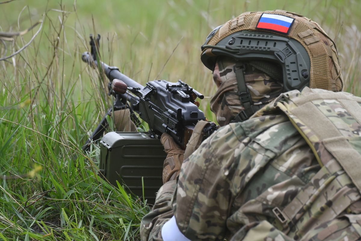     Военнослужащий подразделения ВДВ во время подготовки штурмовых групп на полигоне в южном секторе СВО / РИА Новости