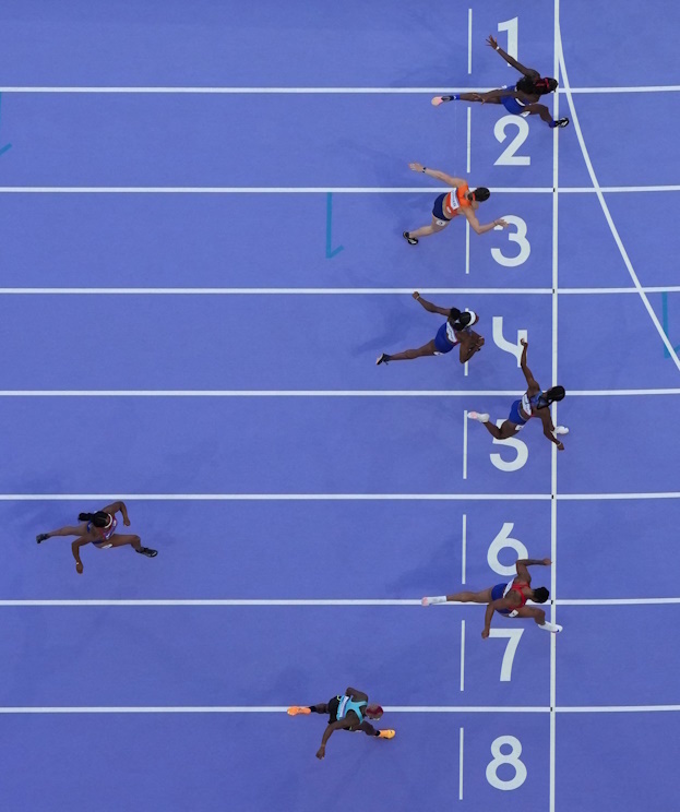    Финиш в беге на 100 метров с барьерами. Reuters