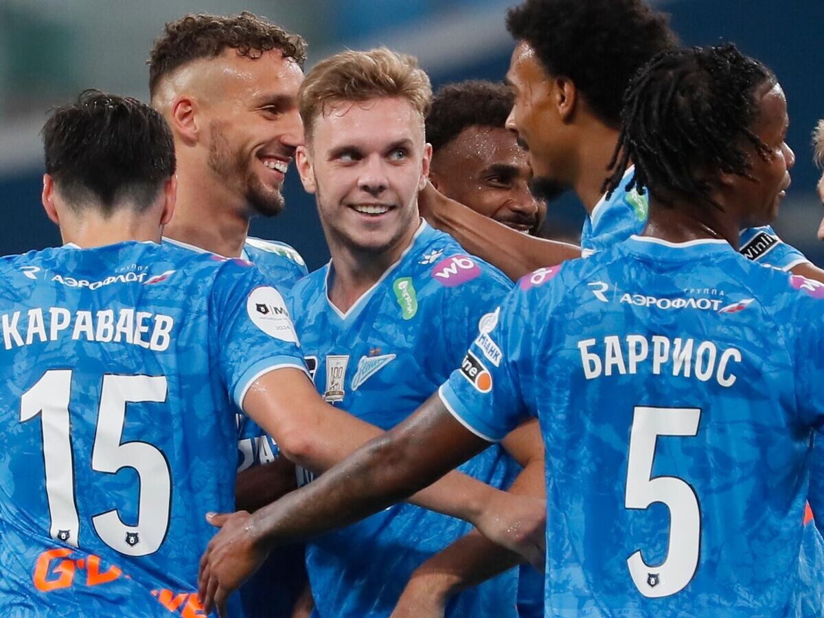    Максим Глушенков в окружении партнеров по "Зениту"© РИА Новости / Михаил Киреев