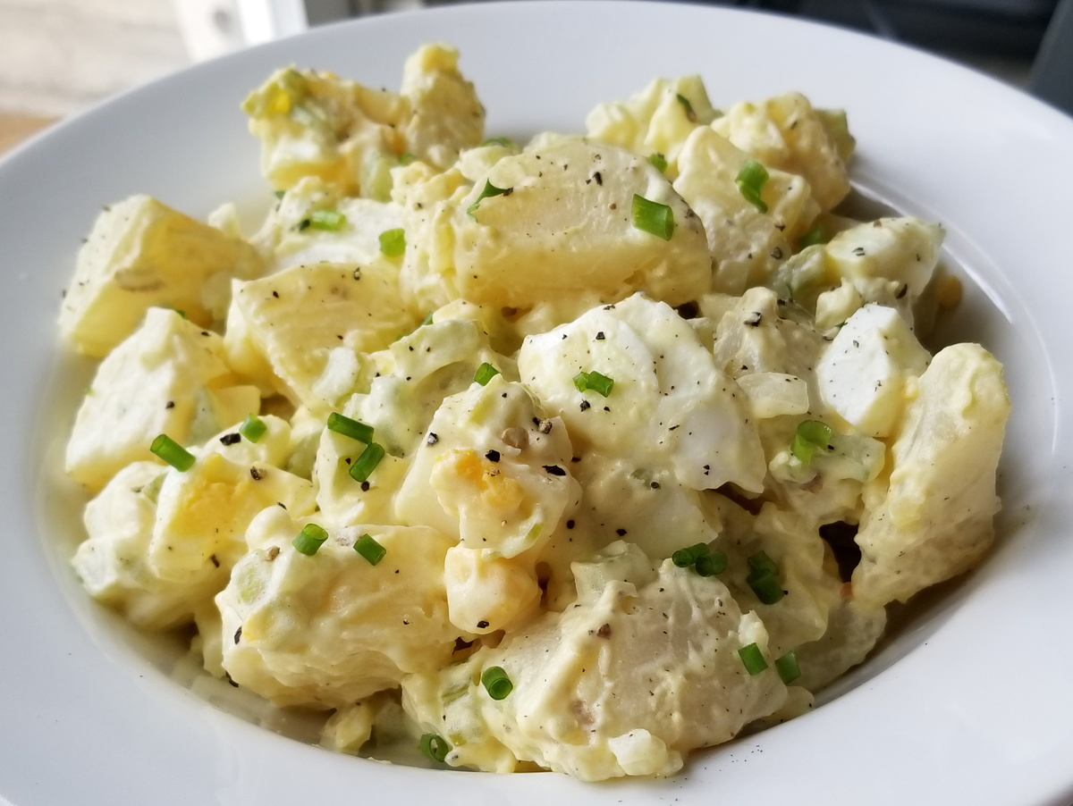 Американский салат из картофеля и майонеза 