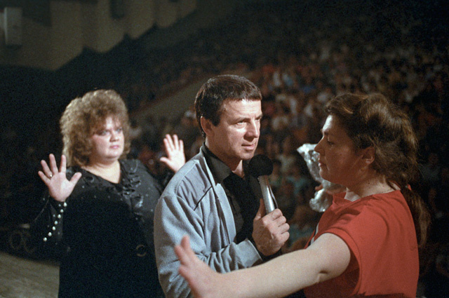    Лечебный сеанс Анатолия Кашпировского. 1989 г. Фото:  РИА Новости/ Игорь Костин