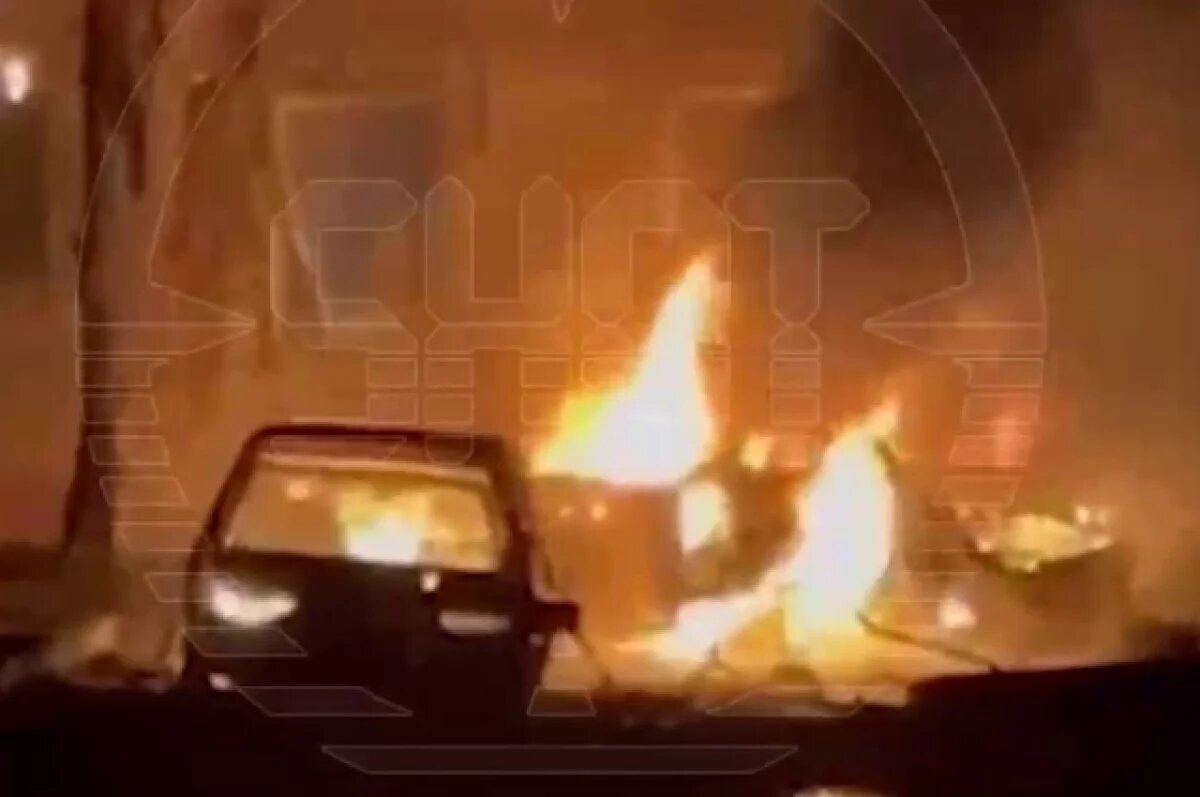    Появилось видео пожара из-за падения ракеты ВСУ на многоэтажку в Курске