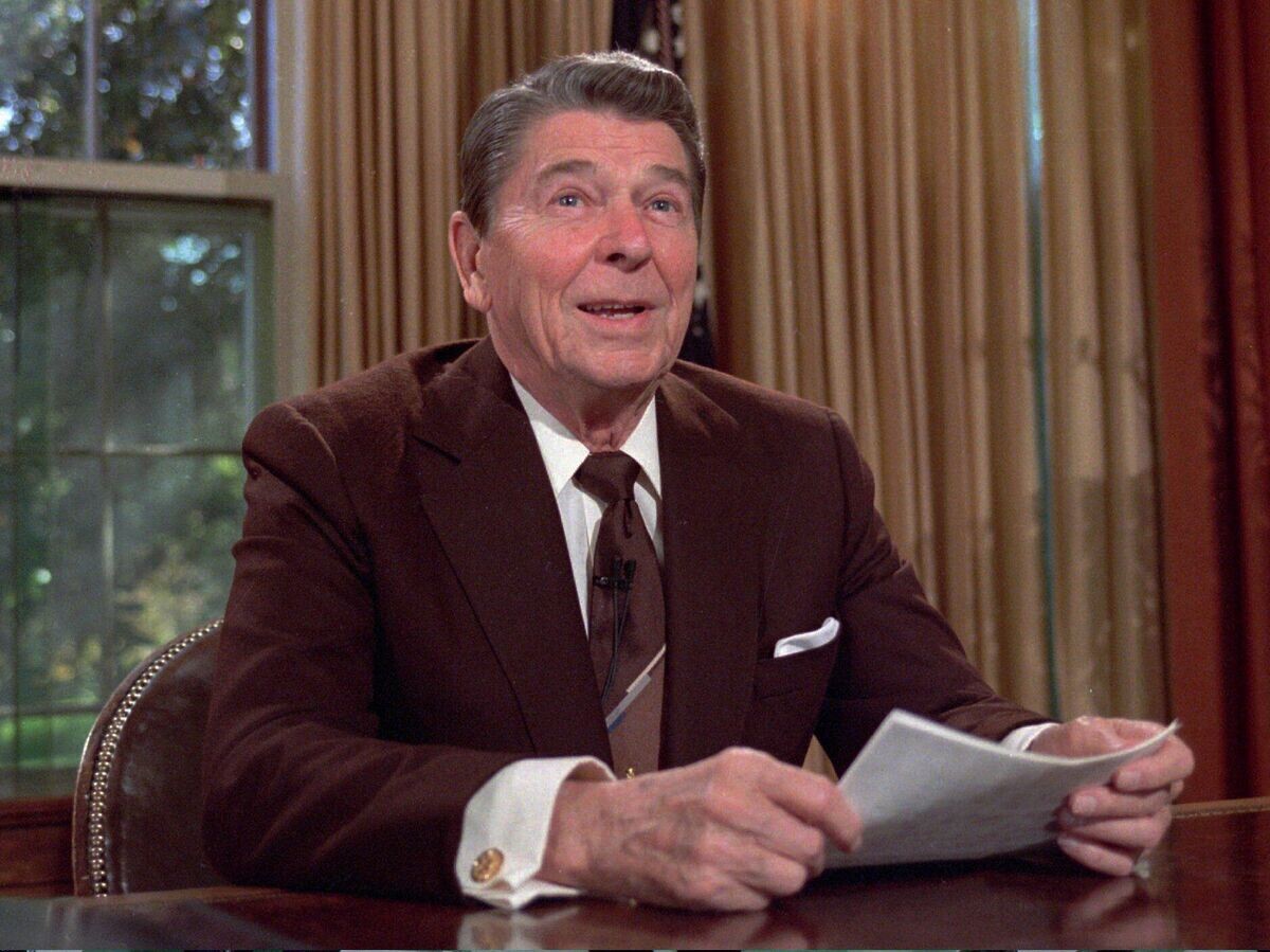    Президент Рональд Рейган в Овальном кабинете Белого дома. 24 мая 1985© AP Photo / Scott Stewart