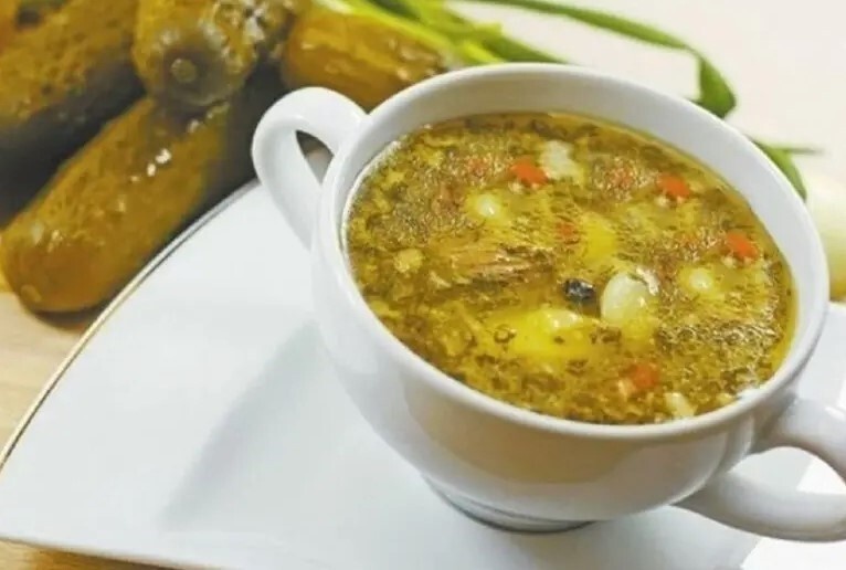 Рассольник с перловкой и огурцами

Научитесь варить лучший рассольник с перловкой и солёными огурцами и это блюдо станет частым гостем на вашем столе.

Ингредиенты:
говядина — 300 гр
картофель — 3 шт
перловая крупа — 150 гр
морковь — 1 шт
луковица — 1 шт
соленый или маринованный огурец — 2 шт
пучок зелени
растительное масло для жарки
соль и черный молотый перец
сметана — 2 ст. ложки

Приготовление:
1. Говядину режем на кусочки и ставим вариться в глубокой кастрюле.

2. Картофель, морковь, лук очищаем и нарезаем мелкими кубиками. Соленые огурцы очистить от кожицы и нашинковать.Если кожица мягкая счищать ее не нужно.

3. Перловую крупу перебираем, промываем и отвариваем почти до полной готовности.Если варить ее в кастрюле с мясом, то бульон станет вязким и мутным, но более насыщенным. Мы варим перловку отдельно, чтобы сохранить прозрачность бульона. Можно готовить и так и так.

4. Когда говядина почти полностью сварилась добавляем в бульон картофель и доводим до кипения а затем добавляем перловку и варим на слабом огне примерно 10 минут.

5. Поджариваем на растительном масле морковь и лук и выкладываем  в рассольник.

6. За 5 минут до окончания варки добавляем соленые огурцы, соль и перец. Перед подачей на стол рассольник следует заправить сметаной и украсить порезанной зеленью.
Приятного аппетита!