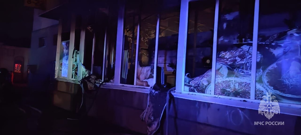  📷    На пожаре в магазине Орска огнеборцы спасли семь человек Андрей Севостьянов