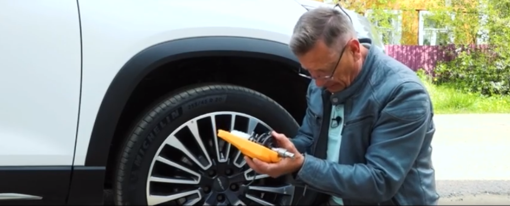 Вячеслав Субботин удивляется отсутствию следов смазки в гайковерте (стоп-кадр программы "Минтранс")