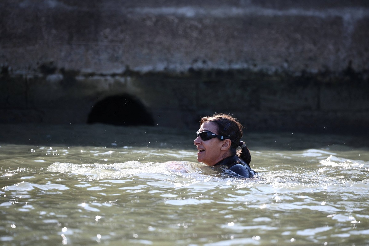    Мэр Парижа искупалась в Сене