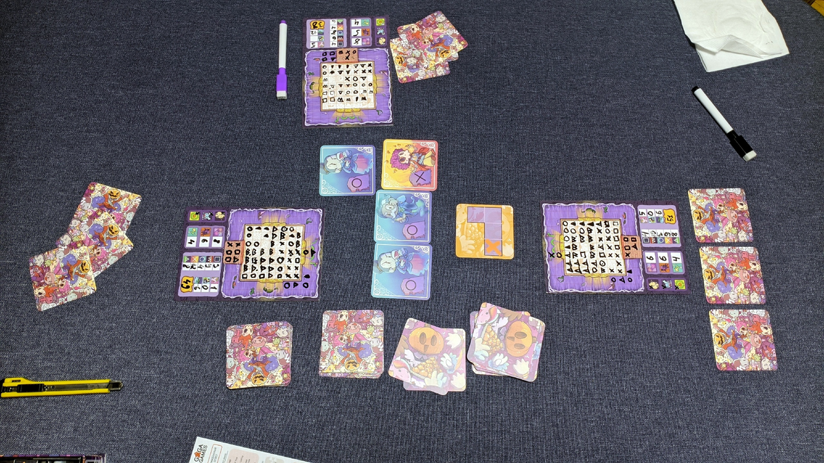 Вот так игра (раскладка на троих) выглядит в «тесном» варианте, в котором не тесно. Ширина стола — 60 см. По сути, это даже не целое пространство половины стола-книжки