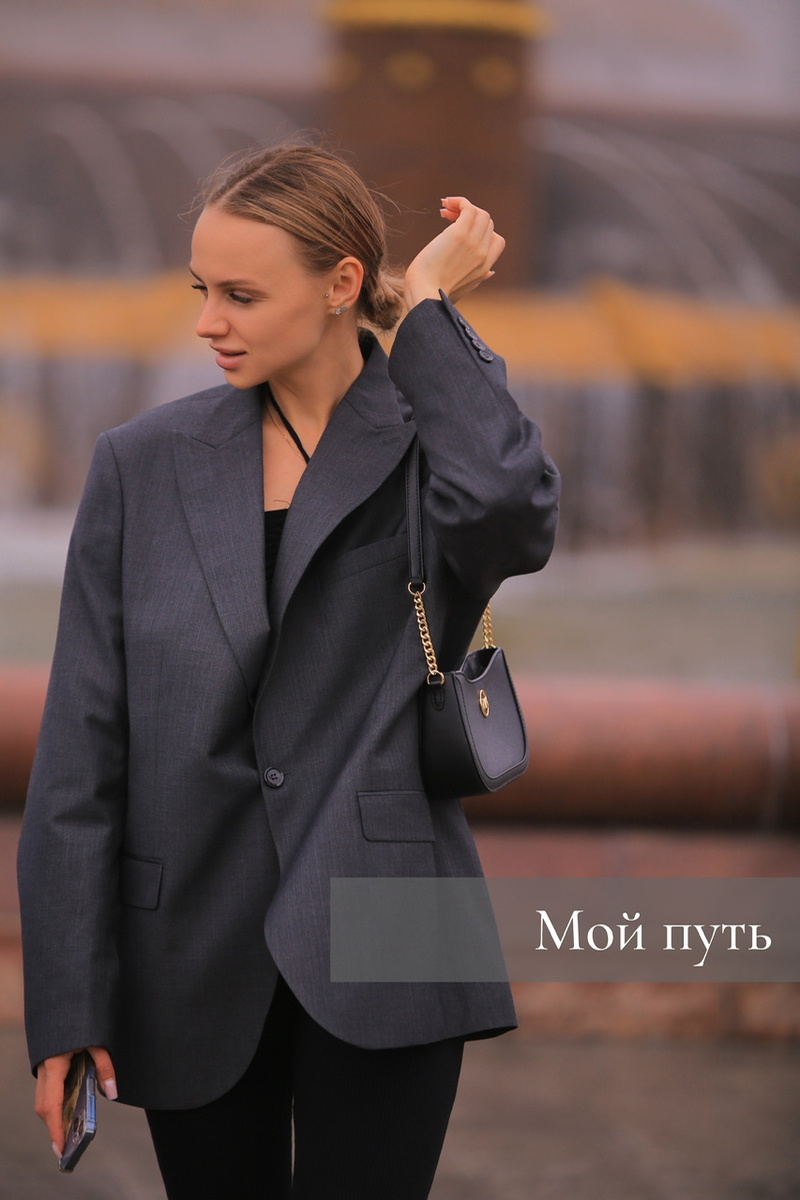 Мне 26 лет и я работаю в онлайне, но так было далеко не всегда! 
Сегодня расскажу вам мою историю, по этому присаживайтесь поудобнее, мы начинаем! 

В 2019 году я, окончив высшее образование по специальности «Технолог транспортных процессов» ( он же логист), встала на распутье дорог с главным вопросом: А где же мне теперь работать? 
В г. Комсомольск-на-Амуре, в котором я жила и обучалась, к сожалению не было организаций, куда можно было бы пойти без опыта, а в РЖД так вообще вакантные места передаются по наследству. 
В июле , на 2 месяца я уезжала в Приморский край, мой муж родом от туда и у него там много друзей, и вот его подруга устроила меня а поселке Ливадия работать с местном магазине продавцом + в их кафе подрабатывала в ночь за двойную таксу. Было здорово, для меня в работе главное коллектив и атмосфера, и как раз таки там было всё очень качественным!
Лето прошло, и по приезду обратно в Комсомольск я обошла собеседований 10, абсолютно разных направлений, никак не связанных с моим образованием. 
А время шло на дни, потому что с общаги меня выселили по окончанию обучения, жить где то нужно, мои молодой человек (на тот момент ещё) так же жил с общаге, и вариант был только один ☝🏼 СНИМАТЬ КВАРТИРУ. На тот момент мне пришлось заселиться временно к подруге, мой молодой человек жил ещё в общаге. 
И вот спустя большое количество попыток я свою к подруге и говорю «Устраивай меня в банк». К слову, она работала там и была в хороших отношениях с руководителем, по этому через 3 дня у меня уже началось обучение, а через неделю я вышла работать. И вот тут произошло то, что я абсолютно не могла предполагать🤦🏼‍♀️