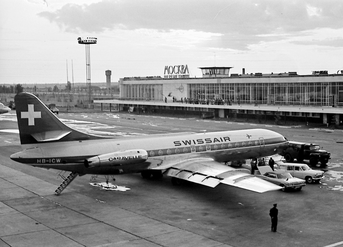    7 октября 1957 года на аэродроме приземлились 18 бомбардировщиков Ту-95, участвовавших в параде над Красной площадью. В июле 1959-го на аэродроме совершил посадку следовавший из Лондона Ту-104 с Никитой Хрущёвым на борту. На фото: самолёт Caravelle авиакомпании Swissair в Шереметьеве, 1960-е годы / Пресс-служба «Международного аэропорта Шереметьево»