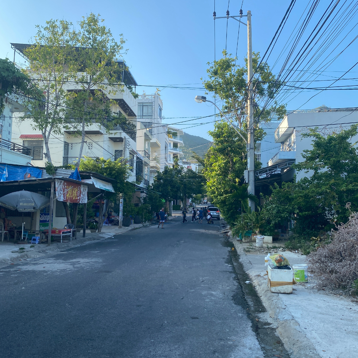 Обычная вьетнамская улочка, после захода солнца оживает