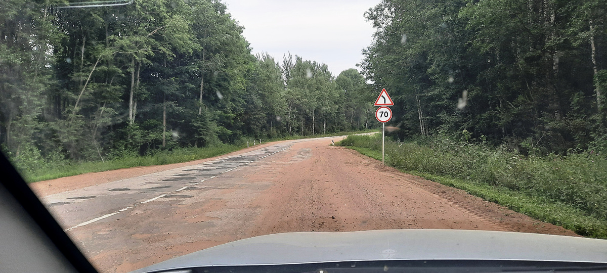 Новгородская область. Знак "70" выглядит откровенным издевательством. Боюсь спросить - это скорость по обочине? Полотна просто нет! Это дорога помечена на карте как А-122. 122 ямы на одном квадратном метре...