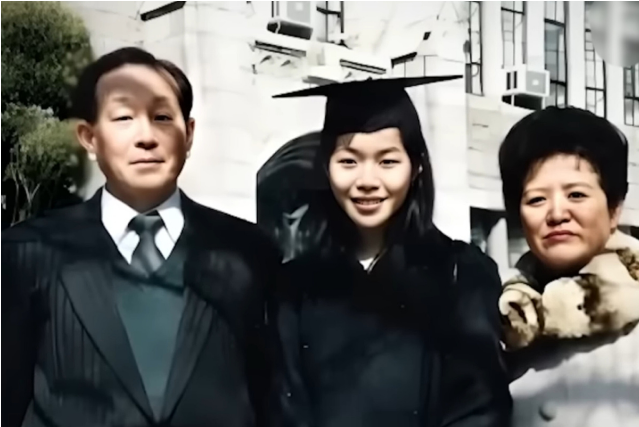 Ли Юн Хи со своими родителями. Источник фото: YouTube / STACKZOFICIAL