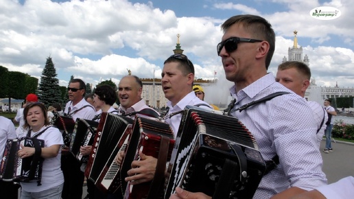 БАЯНИСТЫ И ГАРМОНИСТЫ НА УЛИЦАХ МОСКВЫ! ПОЁМ НА УЛИЦЕ ВСЕЙ СТРАНОЙ!ГАРМОНЬ НАРОДНАЯ ДУША!