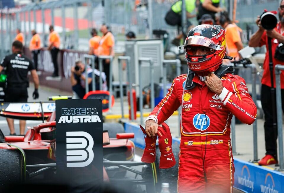    Деймон Хилл считает, что Сайнс может вернуться в FerrariFerrari