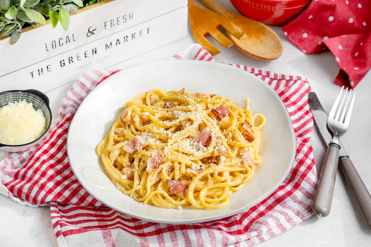 Паста Карбонара с беконом, пармезаном и сливочным соусом