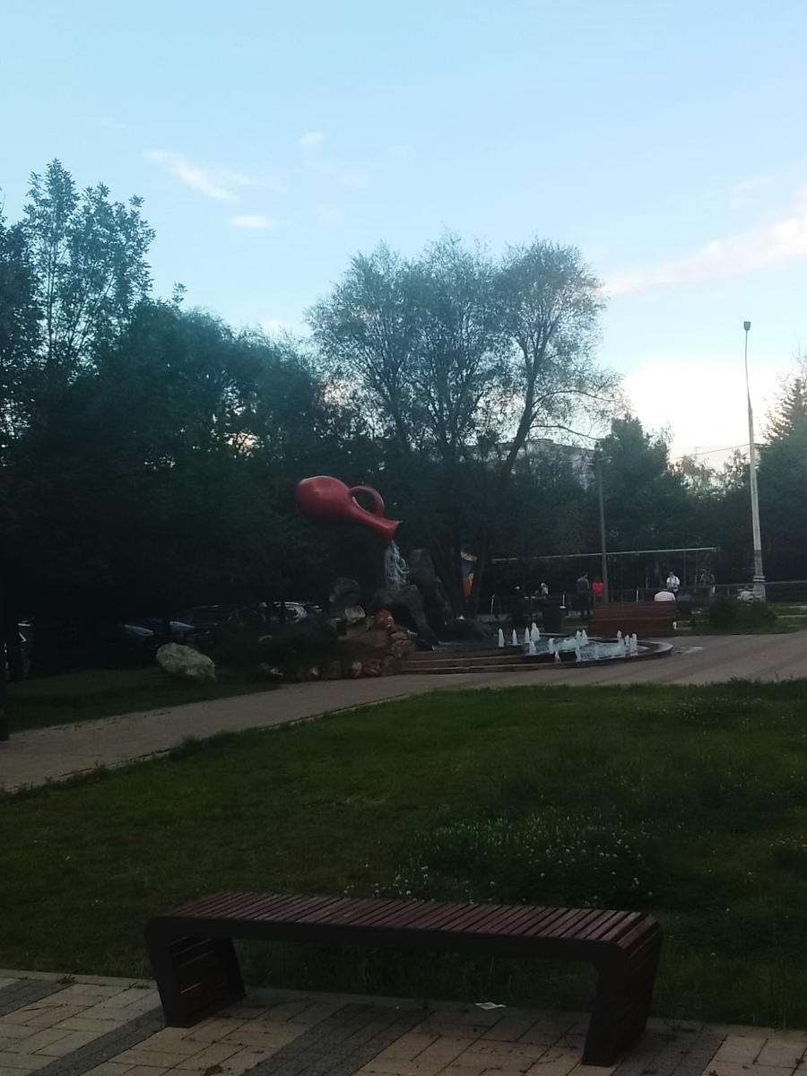 Кувшин в Крылатском по вечерам выглядит по-настоящему висящим в воздухе