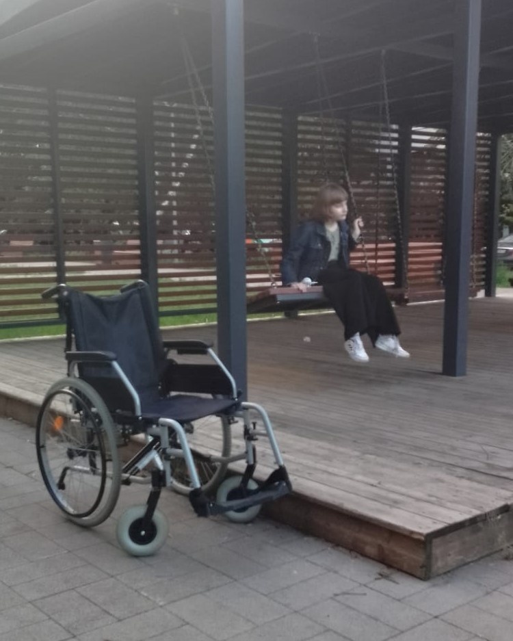 Коляска на самом деле не для передвижения. Света хорошо ходит. Коляска это арест для Светы.