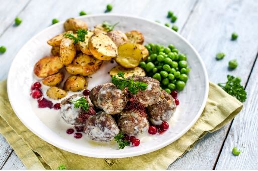  Шведские фрикадельки с брусничным вареньем и запеченным картофелем