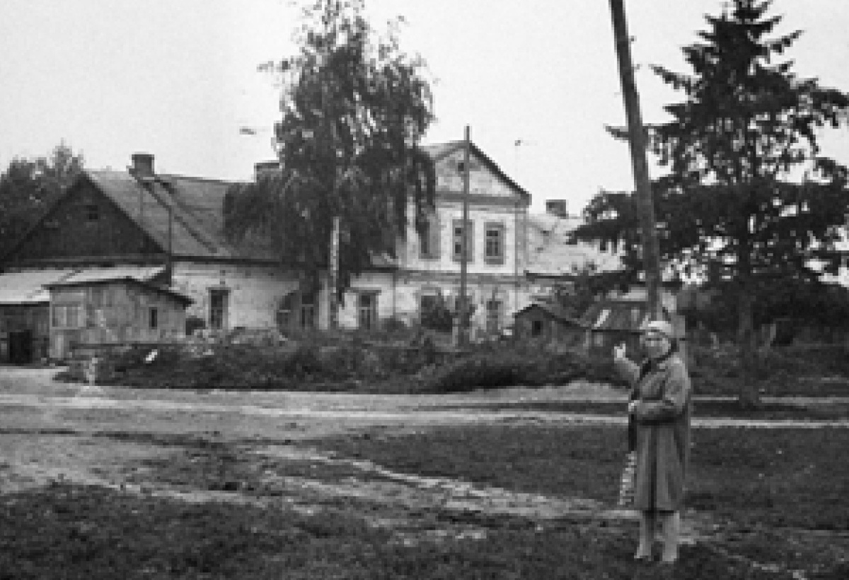     Обвиняемая А.М. Гинзбург указывает на дом №82 по улице Липовая аллея в Локте и поясняет, что в период оккупации здесь находилась канцелярия тюрьмы. На первом этаже располагалось караульное помещение и комната, где она жила. 10 августа 1978 года. Из архивного уголовного дела / Фото предоставлены авторами книги "Бургомистр и палач. Тонька-пулеметчица" Д.Жуковым и И.Ковтуном