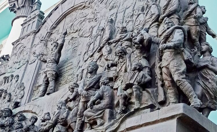 Барельеф на стене Белорусского вокзала.