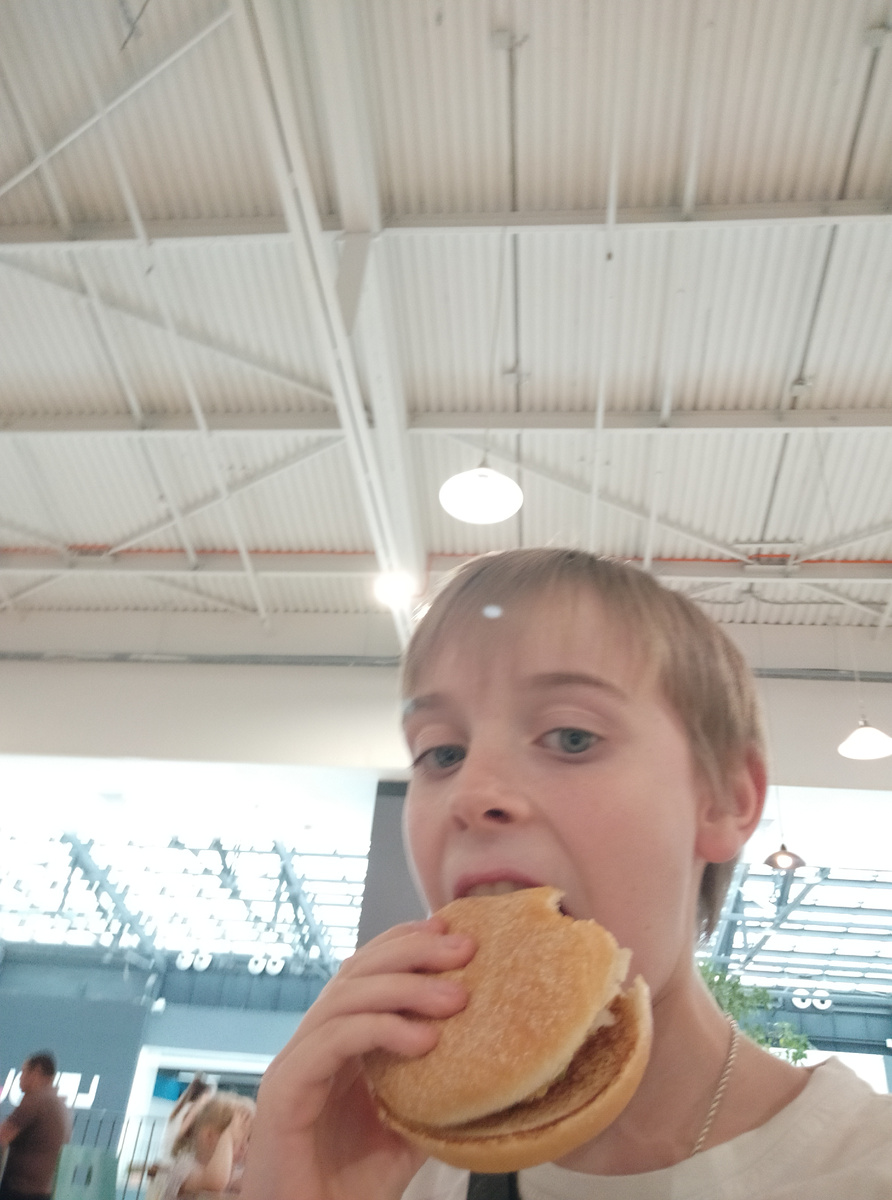 Короче вчера день просто топ, поел в KFC. Спасибо вам у меня плюс 3 подписчика, сегодня разыграю 50руб... Так же подписывайтесь на @Mix и на @ВАРМ