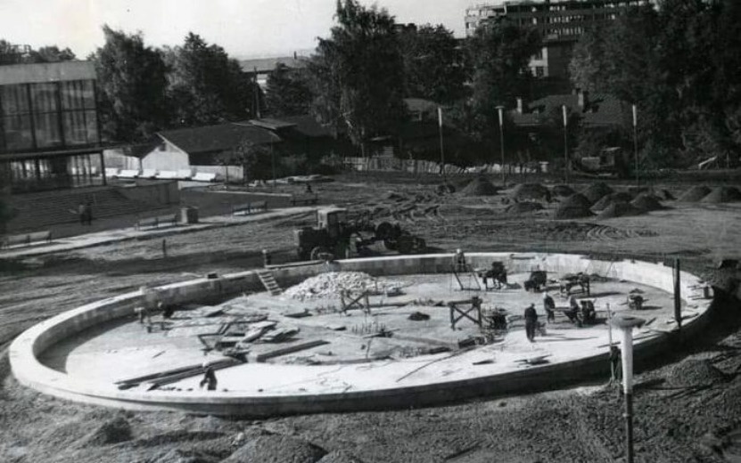 Строительство круглого фонтана на Центральной площади, 1971 год. Фото: iz-article.ru