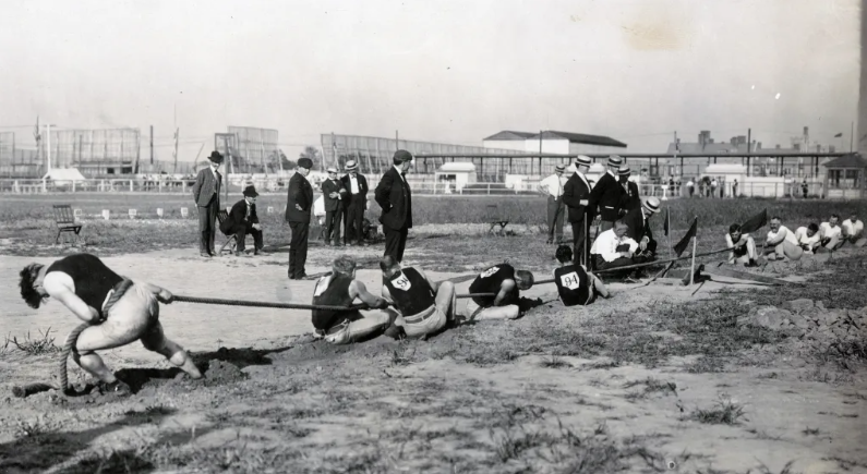 Две команды соревновались в перетягивании каната на Олимпийских играх 1904 года, 1904. Источник: Wikimedia Commons // Общественное достояние