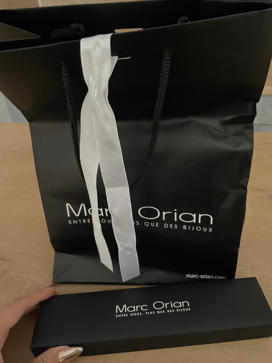 Упаковано в красивую коробку и пакет