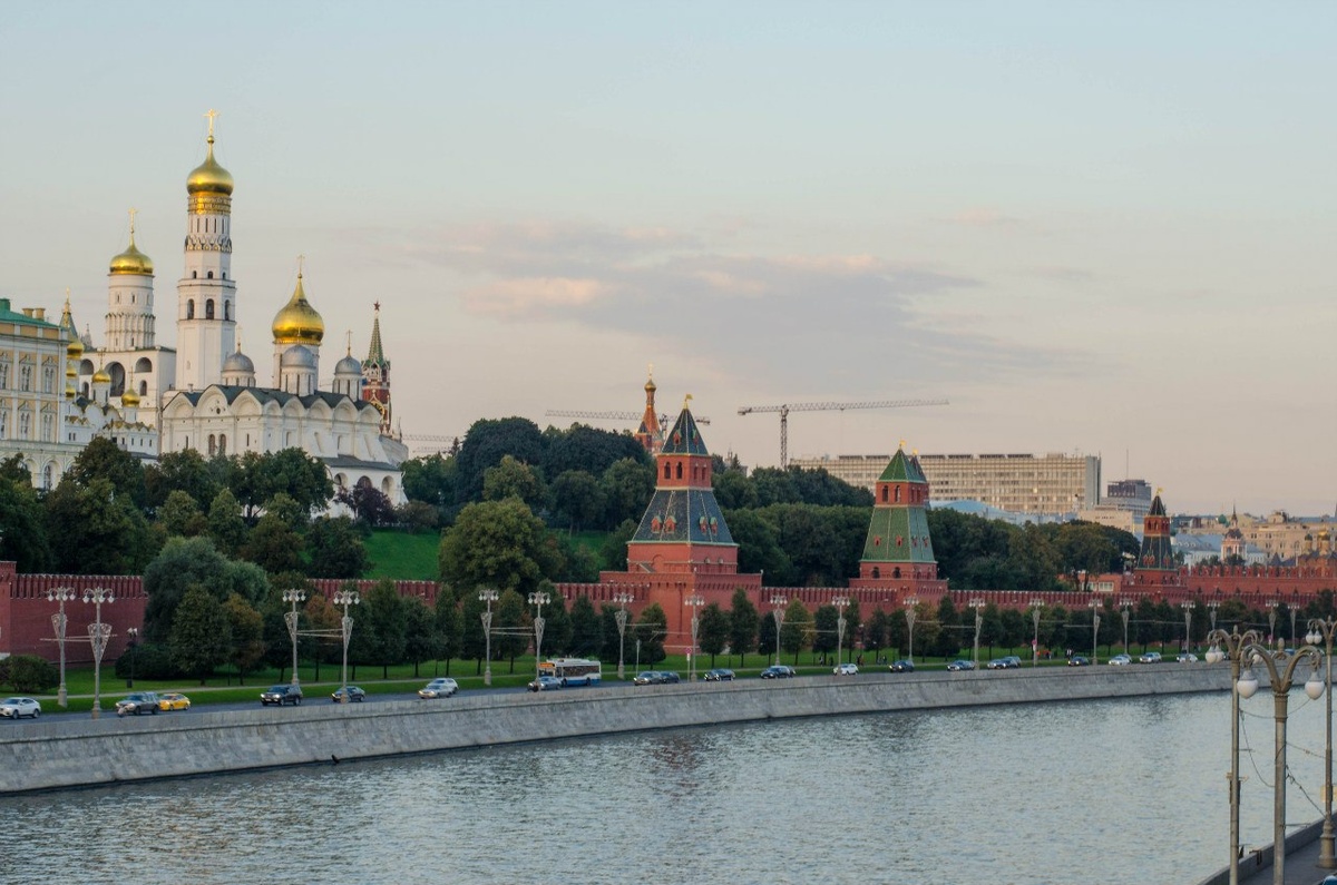 Москва-река, проходящая вдоль кремлёвских стен. Фото моё.