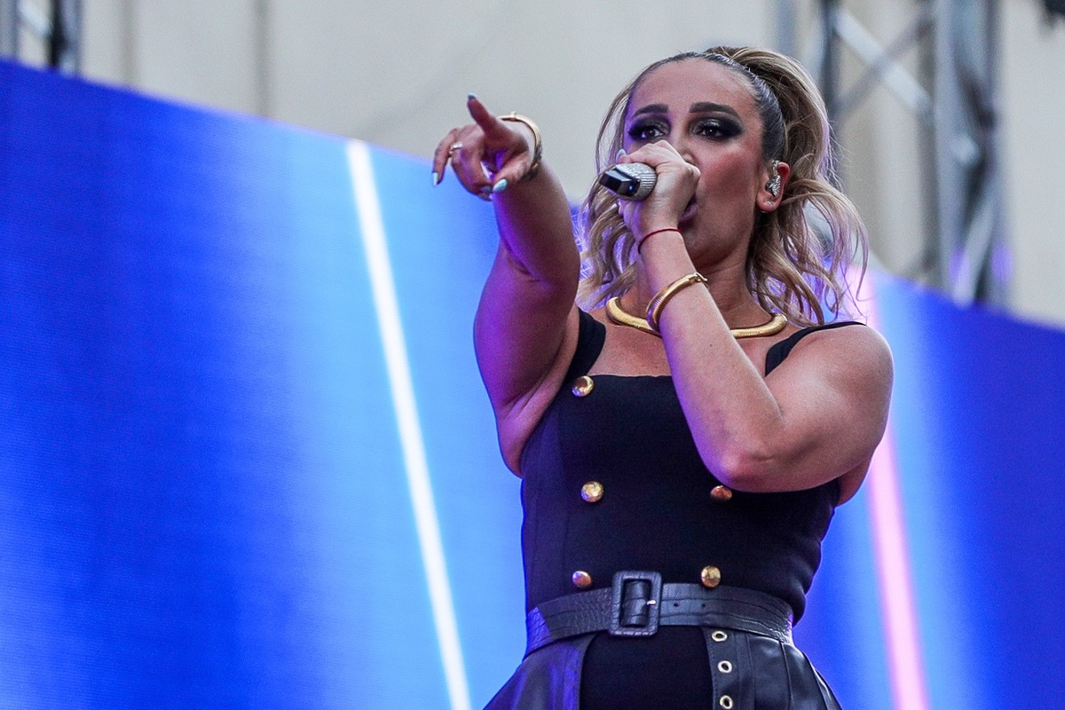 38-летняя Ольга Бузова показала себя в объятьях мужчины, лицо которого скрыла. Фото: globallookpress.com