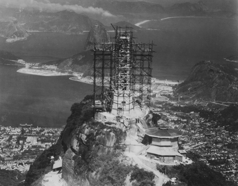 Строящаяся статуя Христа-Искупителя, около 1930 года. Фото: Коллекция Института Морейры Саллес // Общественное достояние