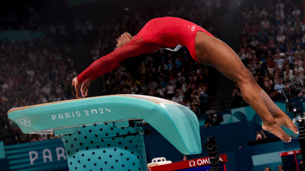    Симона Байлз.Дарья Исаева