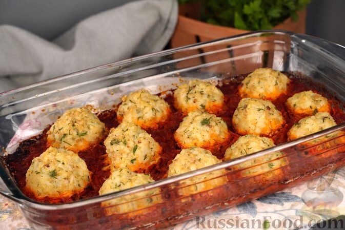 фарш рыбный, рис круглозерный, лук репчатый, морковь, яйца, зелень укропа, томатная паста, мука, соль, перец чёрный молотый, лавровый лист, перец душистый горошком, масло растительное