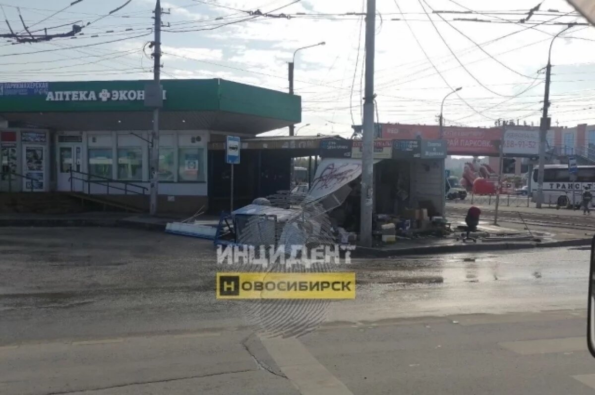    Водитель на Mazda Demio снес киоск на остановке в Новосибирске