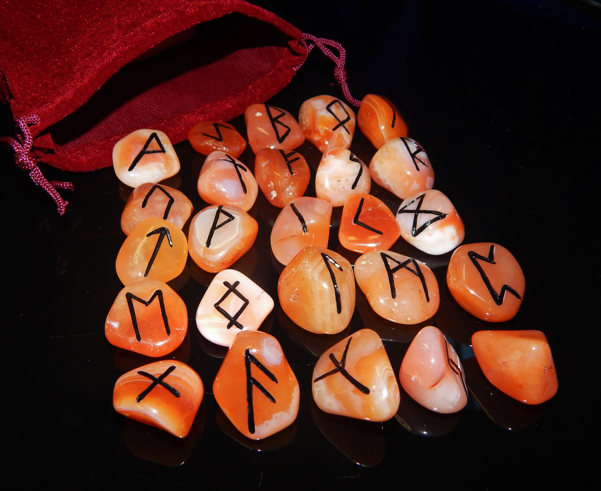 Пример рун из камня, иллюстрация