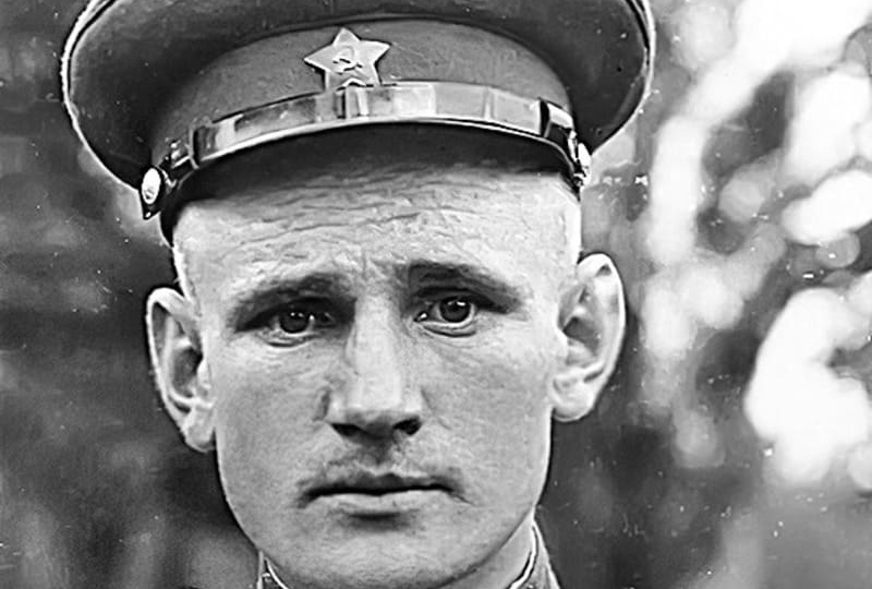 Поступил на службу - за неделю до войны, а закончил - водружением Знамени Победы на Рейхстаге