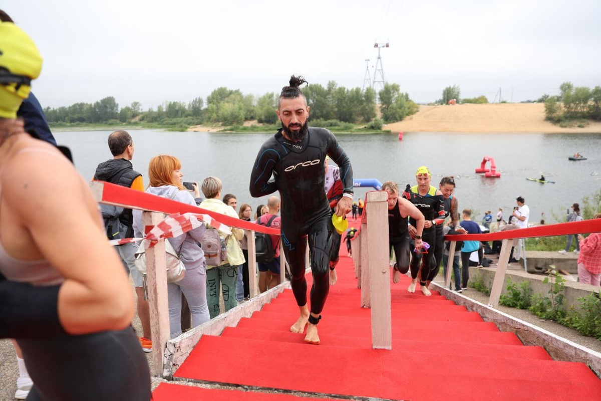 Проплыл в холодной воде 1,9 км за 40 минут