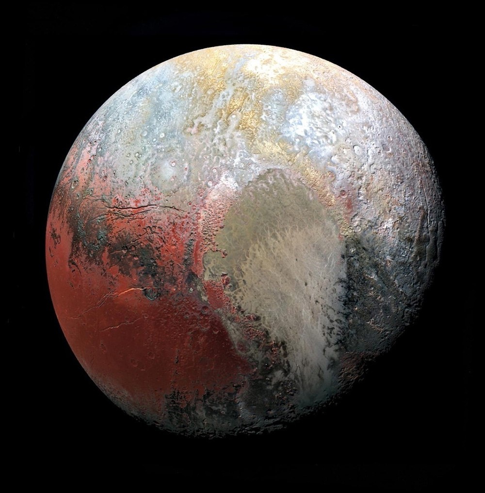 Карликовая планета Плутон с его знаменитым сердцем на месте древнего ударного кратера. https://clck.ru/3CRYPn