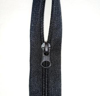 Спираль молнии находится на лицевой стороне.