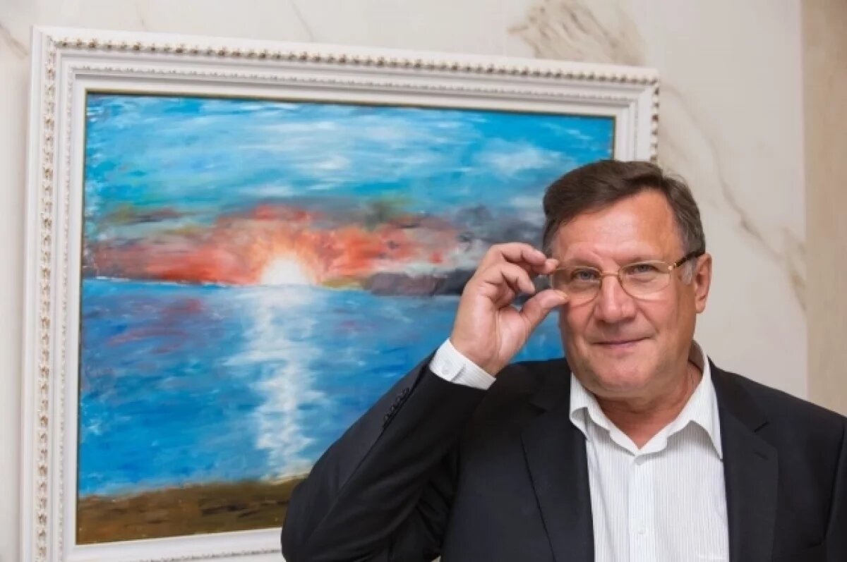    Вячеслав Заренков представил новую книгу-кирпич ко Дню строителя