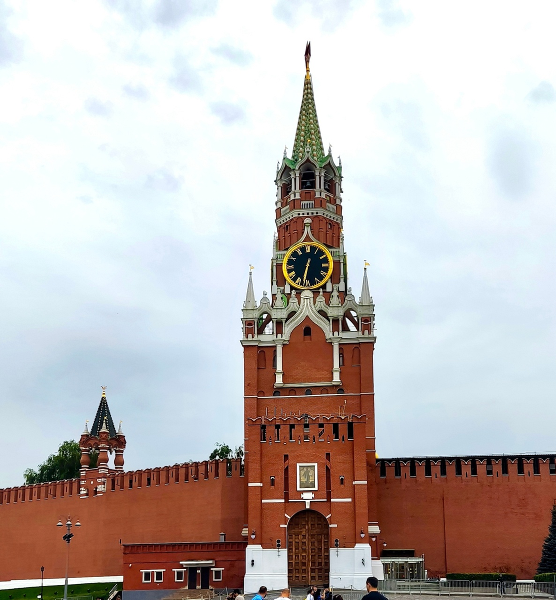 А это Спасская башня в Москве на Красной площади